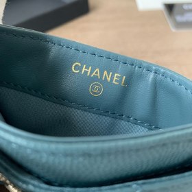 CHANEL Карман для карт с кожаным ремешком и бриллиантами в цвете 