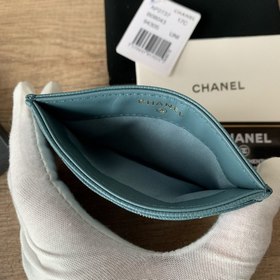 CHANEL Карман для карт с кожаным ремешком и бриллиантами в цвете 