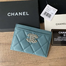 CHANEL Карман для карт с кожаным ремешком и стразами цвета «туман