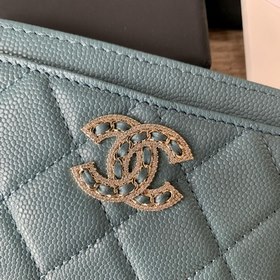 CHANEL Карман для карт с кожаным ремешком и стразами цвета «туман