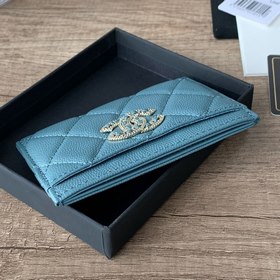 CHANEL Карман для карт с кожаным ремешком и стразами цвета «туман