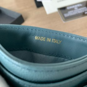 CHANEL Карман для карт с кожаным ремешком и стразами цвета «туман