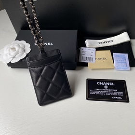 CHANEL рабочий бейдж, модель A81110 Размеры： 10,5 x 7 x 0,5 см