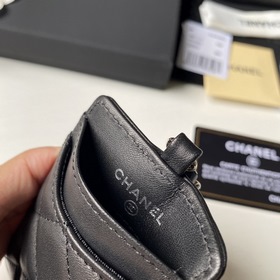 CHANEL рабочий бейдж, модель A81110 Размеры： 10,5 x 7 x 0,5 см