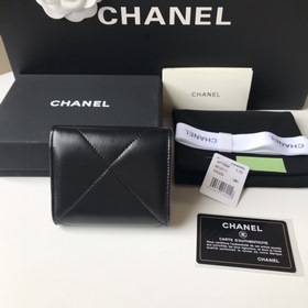CHANEL Короткий кошелек с тремя складками крупным узором, черный