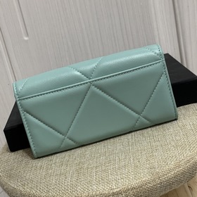 Кошелек CHANEL из коллекции 19 с двумя клапанами увеличенным ромб