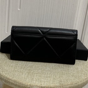 Кошелек CHANEL из коллекции 19 с двумя клапанами увеличенным ромб