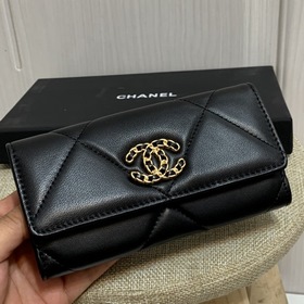 Кошелек CHANEL из коллекции 19 с двумя клапанами увеличенным ромб