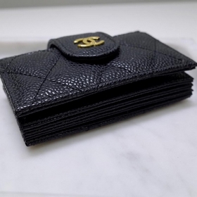 Кожаный кошелек CHANEL с карманами для карт и карманом для купюр,