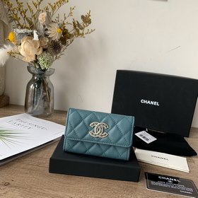 CHANEL Кошелек для мелочи с бриллиантами в форме икры в цвете «ту