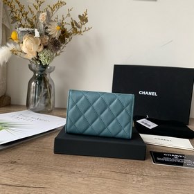 CHANEL Кошелек для мелочи с бриллиантами в форме икры в цвете «ту