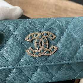 CHANEL Кошелек для мелочи с бриллиантами в форме икры в цвете «ту