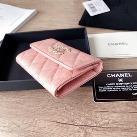 CHANEL Кошелек с розовым цветом сакуры и бриллиантами в форме икр