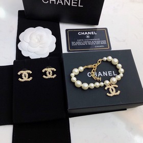 Набор сережек CHANEL  Классическая популярная модель. Классическ