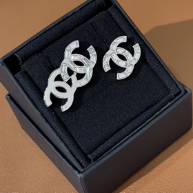 CHANEL Классические серьги-гвоздики