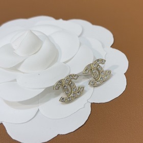 Серьги CHANEL cc Новые серьги-гвоздики cc Кристаллы Swarovski в 