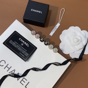 CHANEL Классические серьги-пуговицы с двойным логотипом Новые сер
