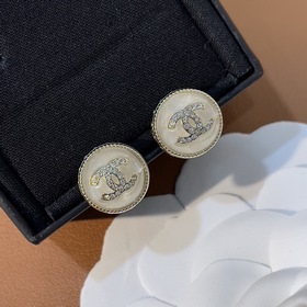 CHANEL Классические серьги-пуговицы с двойным логотипом Новые сер