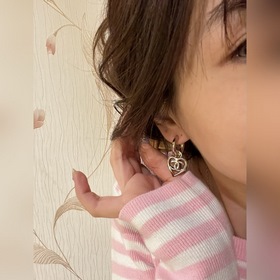 CHANEL Светло-золотистая фурнитура Серьги с вырезанным сердцем Н