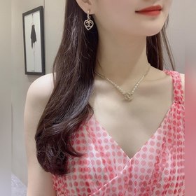 CHANEL Светло-золотистая фурнитура Серьги с вырезанным сердцем Н