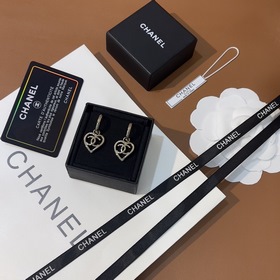 CHANEL Светло-золотистая фурнитура Серьги с вырезанным сердцем Н