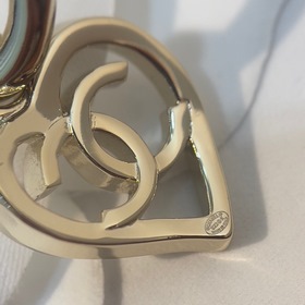 CHANEL Светло-золотистая фурнитура Серьги с вырезанным сердцем Н