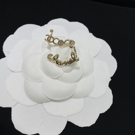 Асимметричные серьги-гвоздики Chanel Очень изящные, сдержанные и