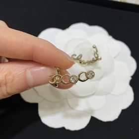 Асимметричные серьги-гвоздики Chanel Очень изящные, сдержанные и