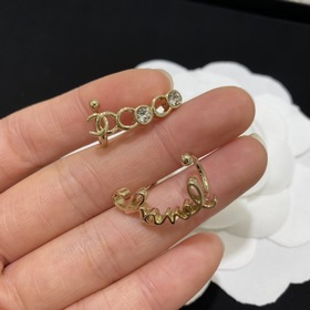Асимметричные серьги-гвоздики Chanel Очень изящные, сдержанные и
