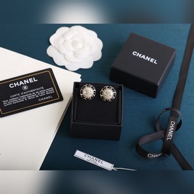 CHANEL Классические серьги-гвоздики с двойным логотипом C и крист