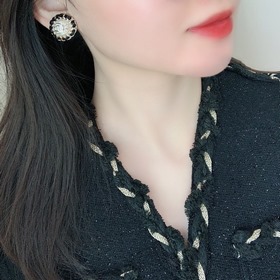 CHANEL Классические серьги-гвоздики с двойным логотипом C и крист