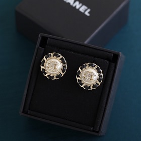 CHANEL Классические серьги-гвоздики с двойным логотипом C и крист