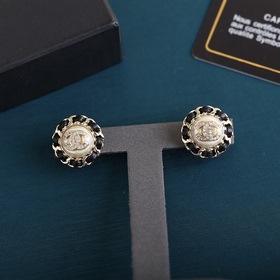 CHANEL Классические серьги-гвоздики с двойным логотипом C и крист