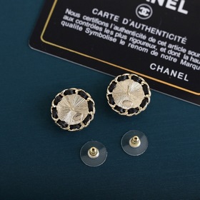 CHANEL Классические серьги-гвоздики с двойным логотипом C и крист