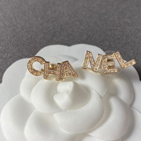Chanel Классические буквы Асимметричные серьги-гвоздики с брилли
