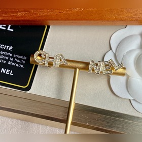 Chanel Классические буквы Асимметричные серьги-гвоздики с брилли