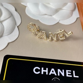 Chanel Классические буквы Асимметричные серьги-гвоздики с брилли