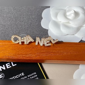 Chanel Классические буквы Асимметричные серьги-гвоздики с брилли