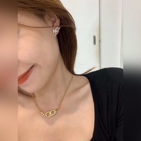 Chanel Классические буквы Асимметричные серьги-гвоздики с брилли