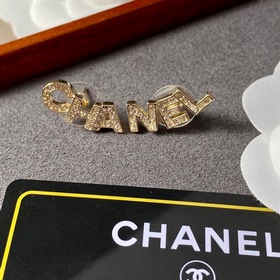 Chanel Классические буквы Асимметричные серьги-гвоздики с брилли
