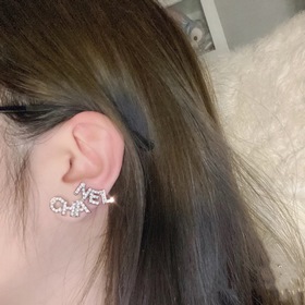 Chanel Классические буквы Асимметричные серьги-гвоздики с брилли