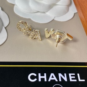 Chanel Классические буквы Асимметричные серьги-гвоздики с брилли