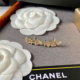 Chanel Классические буквы Асимметричные серьги-гвоздики с брилли