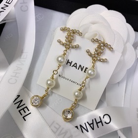 Классические серьги Chanel с двойным C Классические серьги с дво