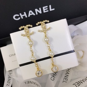Классические серьги Chanel с двойным C Классические серьги с дво