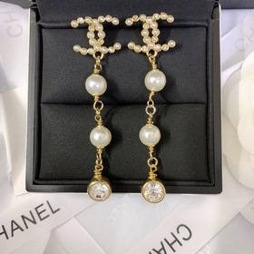 Классические серьги Chanel с двойным C Классические серьги с дво