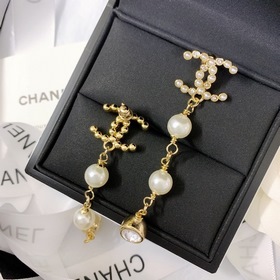 Классические серьги Chanel с двойным C Классические серьги с дво