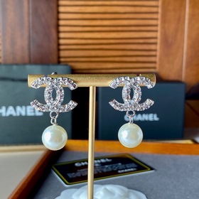 CHANEL Классические серьги-гвоздики с двойным логотипом «C» и стр