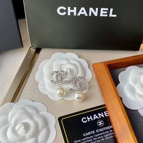 CHANEL Классические серьги-гвоздики с двойным логотипом «C» и стр