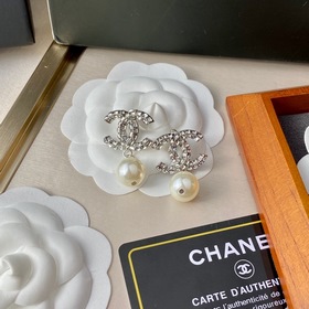 CHANEL Классические серьги-гвоздики с двойным логотипом «C» и стр